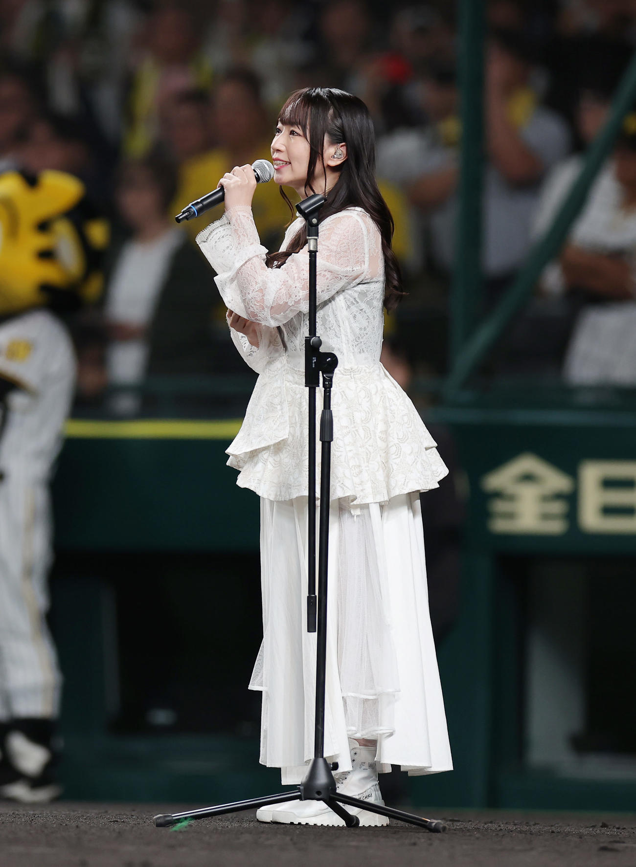 阪神対広島　試合前、君が代を独唱する水樹奈々（撮影・前田充）