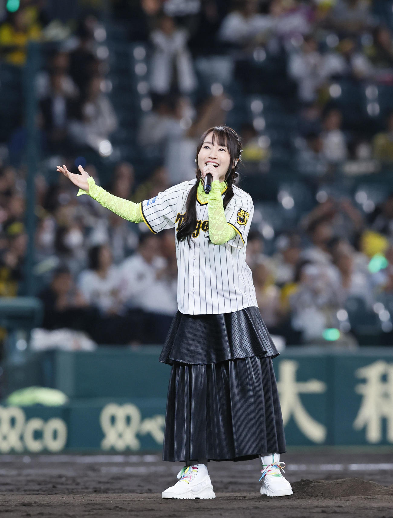 阪神対広島　六甲おろしを歌う水樹奈々（撮影・藤尾明華）