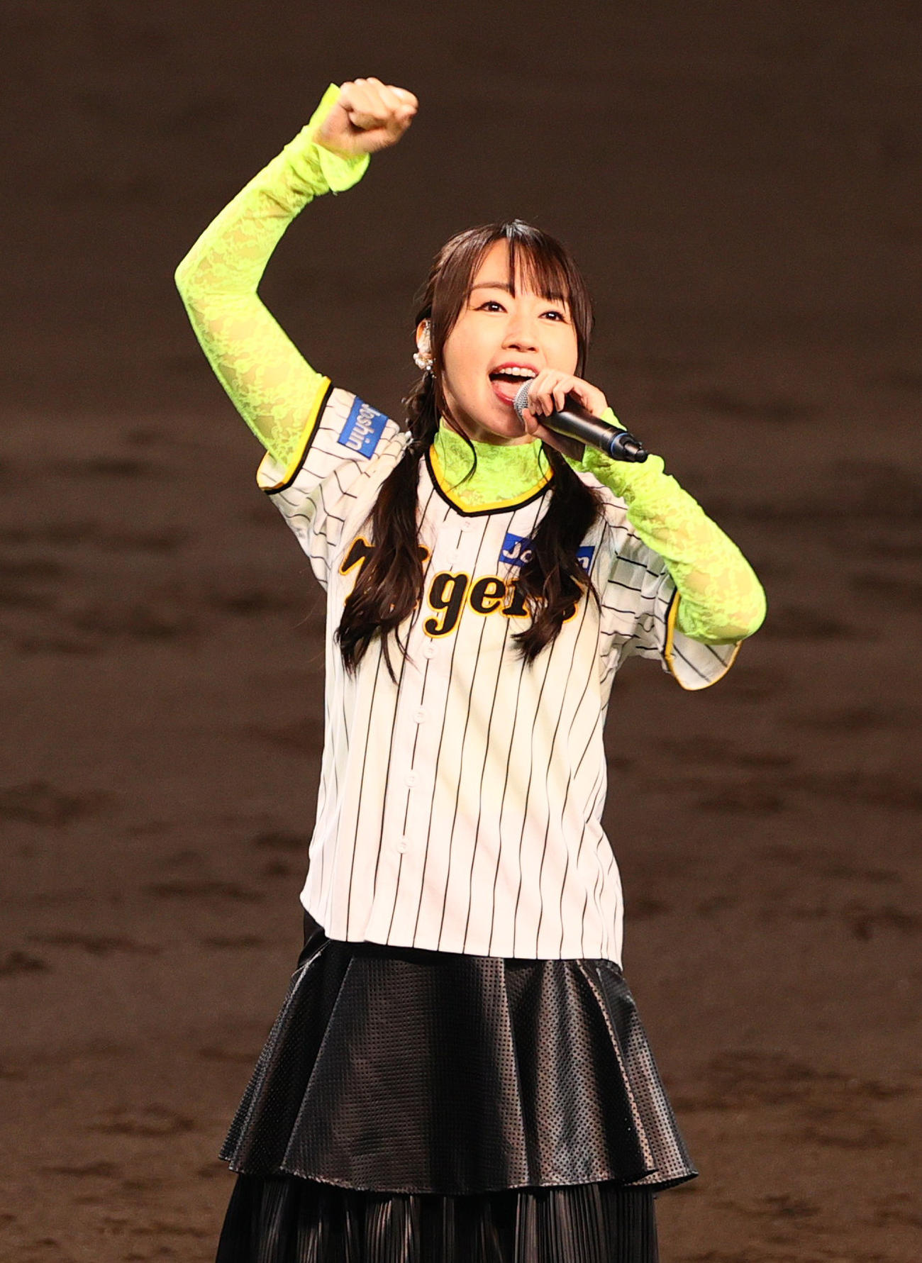阪神対広島六甲おろしを歌う声優の水樹奈々（撮影・上山淳一）