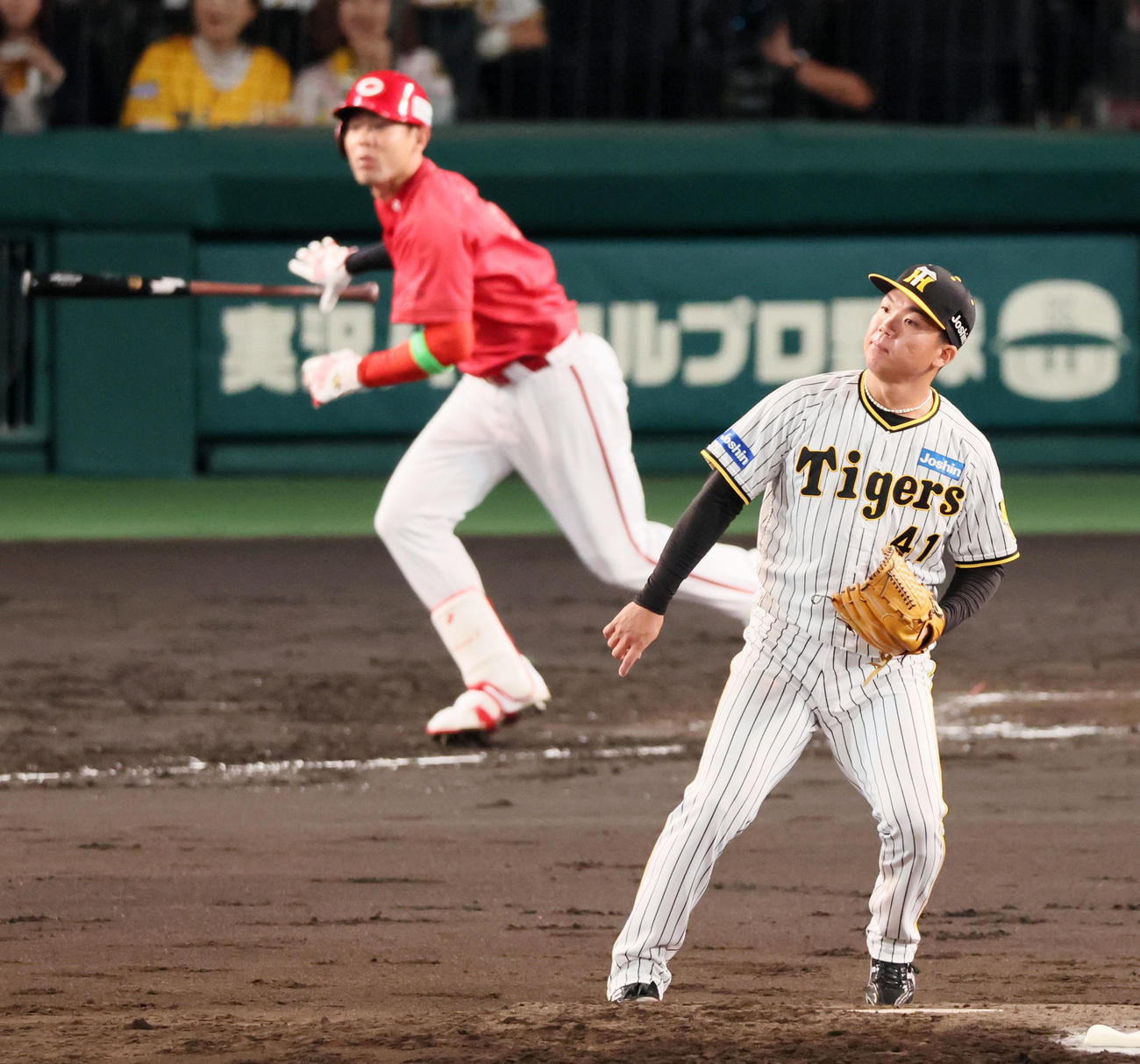 阪神対広島　4回表広島無死三塁、村上は秋山に右犠飛と打たれ失点（撮影・加藤哉）