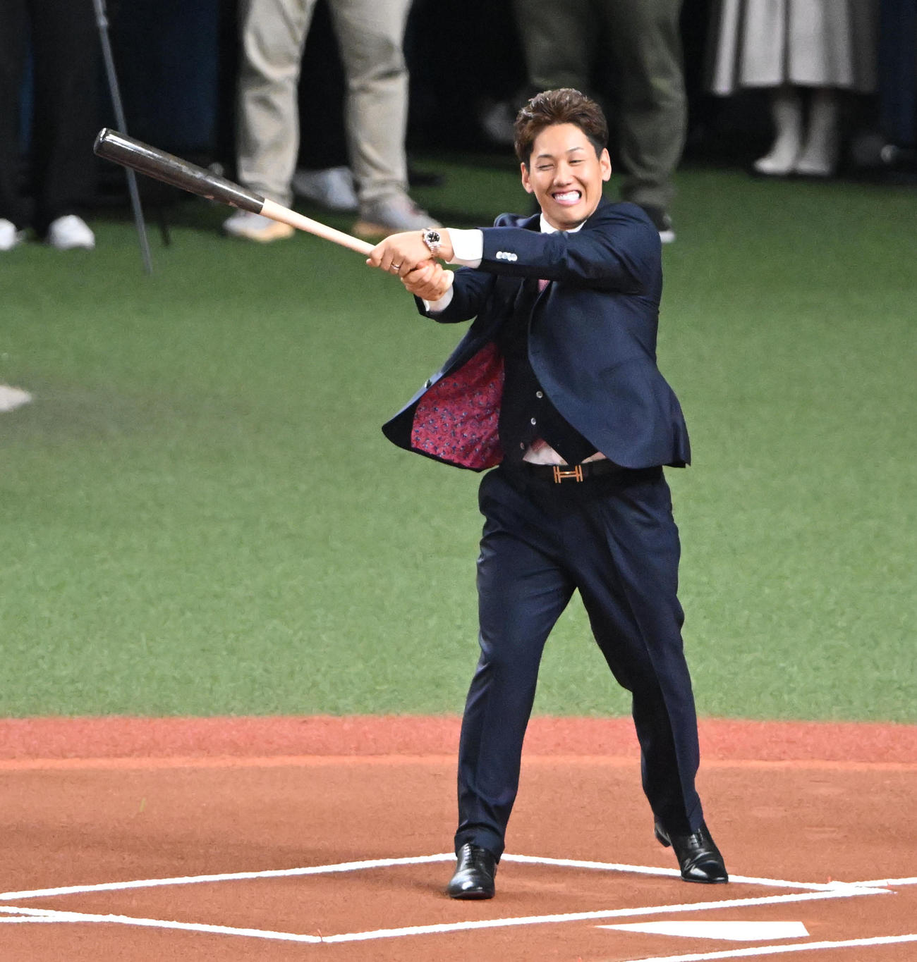 特別始球式で打席に立ったレッドソックス吉田（撮影・石井愛子）