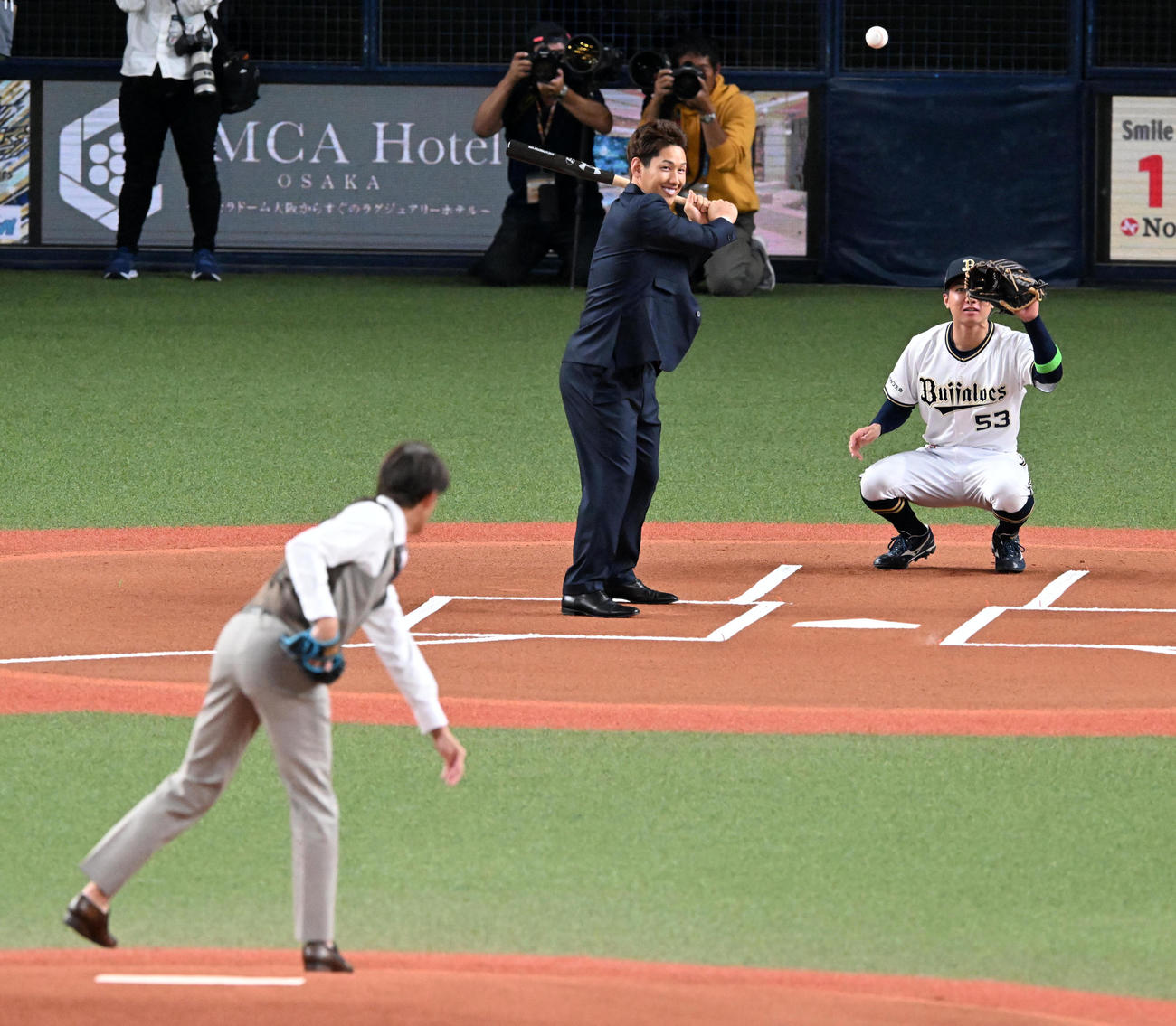 オリックス対ロッテ　特別始球式の打席に立つレッドソックス吉田。投手能見氏、捕手宜保（撮影・前岡正明）