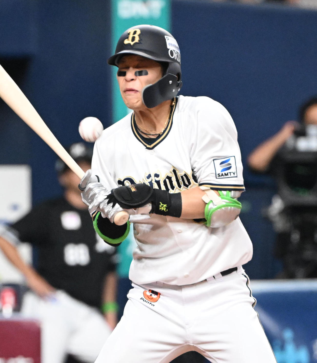 オリックス対ロッテ　3回裏オリックス2死、手に死球を受ける中川圭（撮影・和賀正仁）