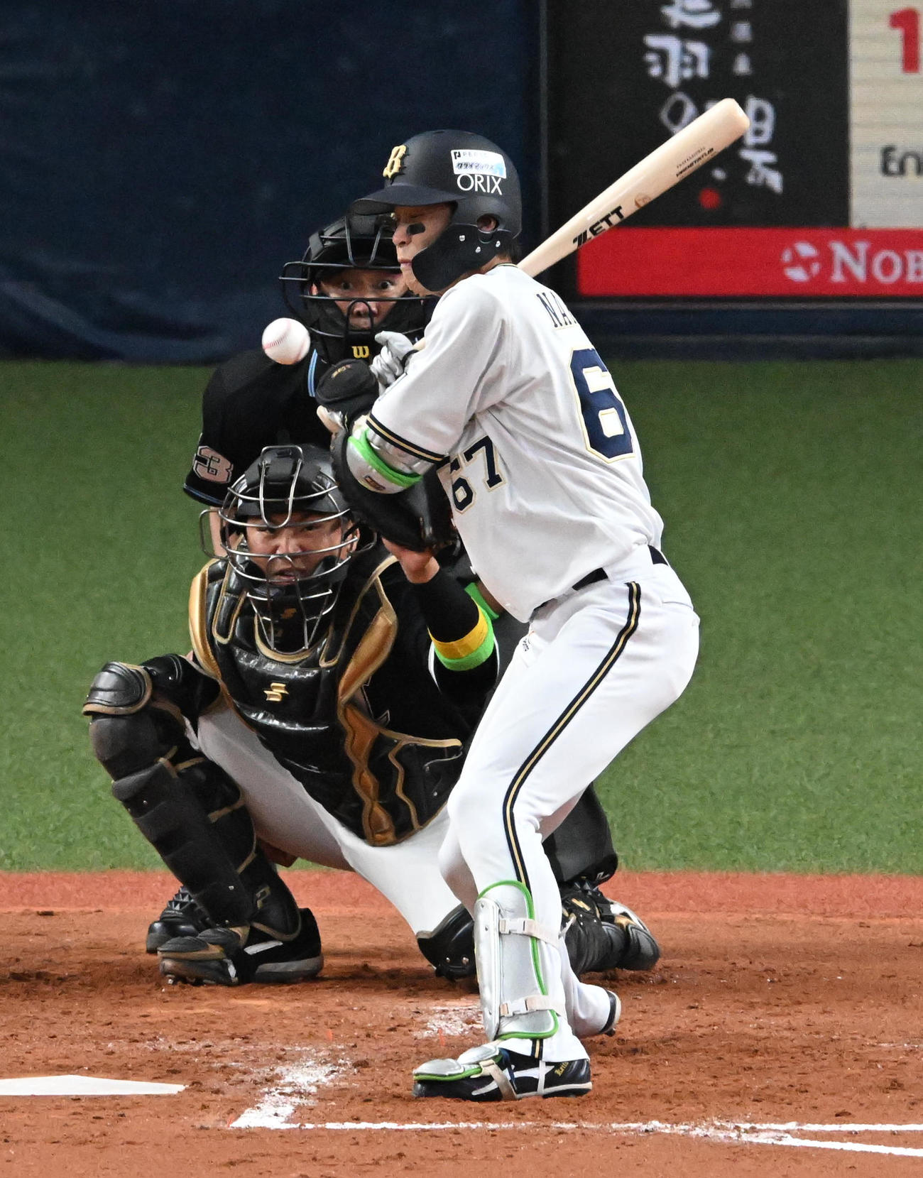 オリックス対ロッテ　3回裏オリックス2死、死球を受ける中川圭（撮影・前岡正明）