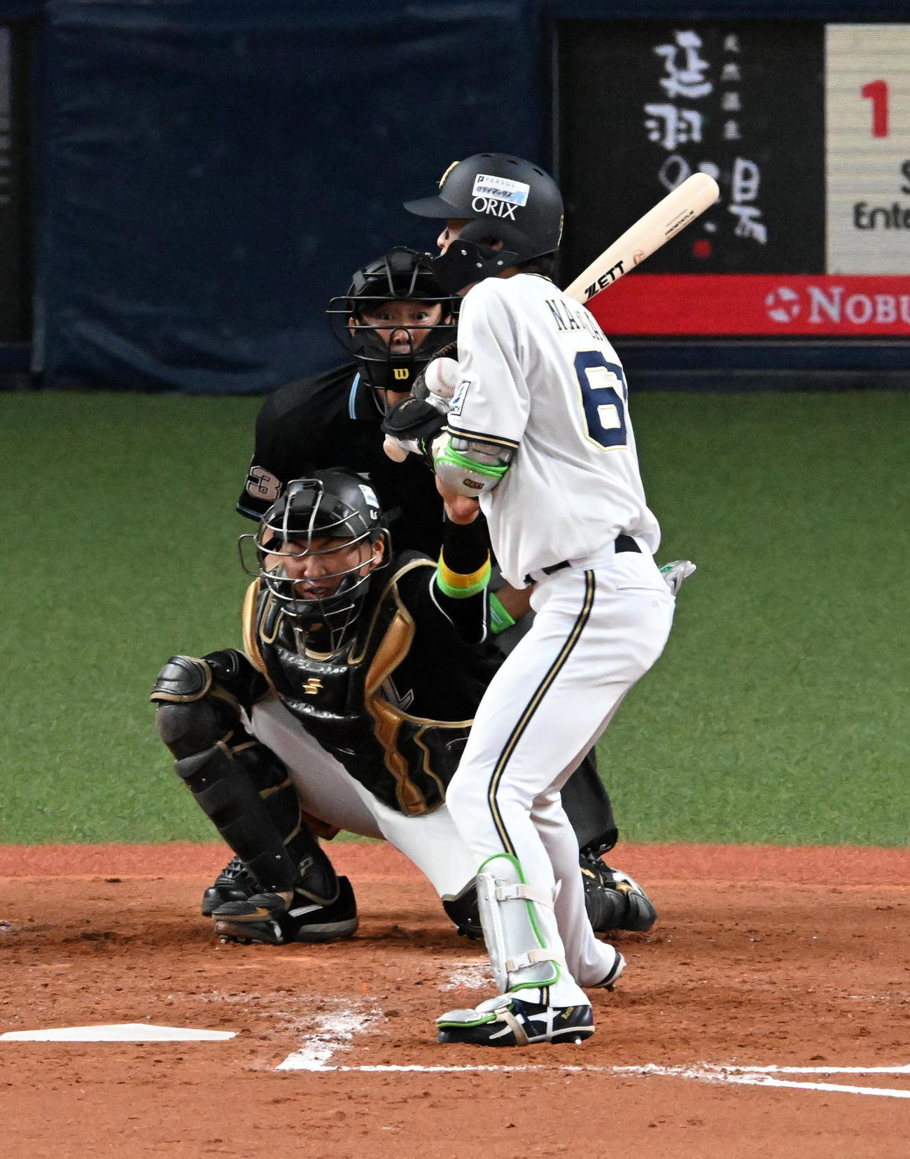 オリックス対ロッテ　3回裏オリックス2死、死球を受ける中川圭（撮影・前岡正明）
