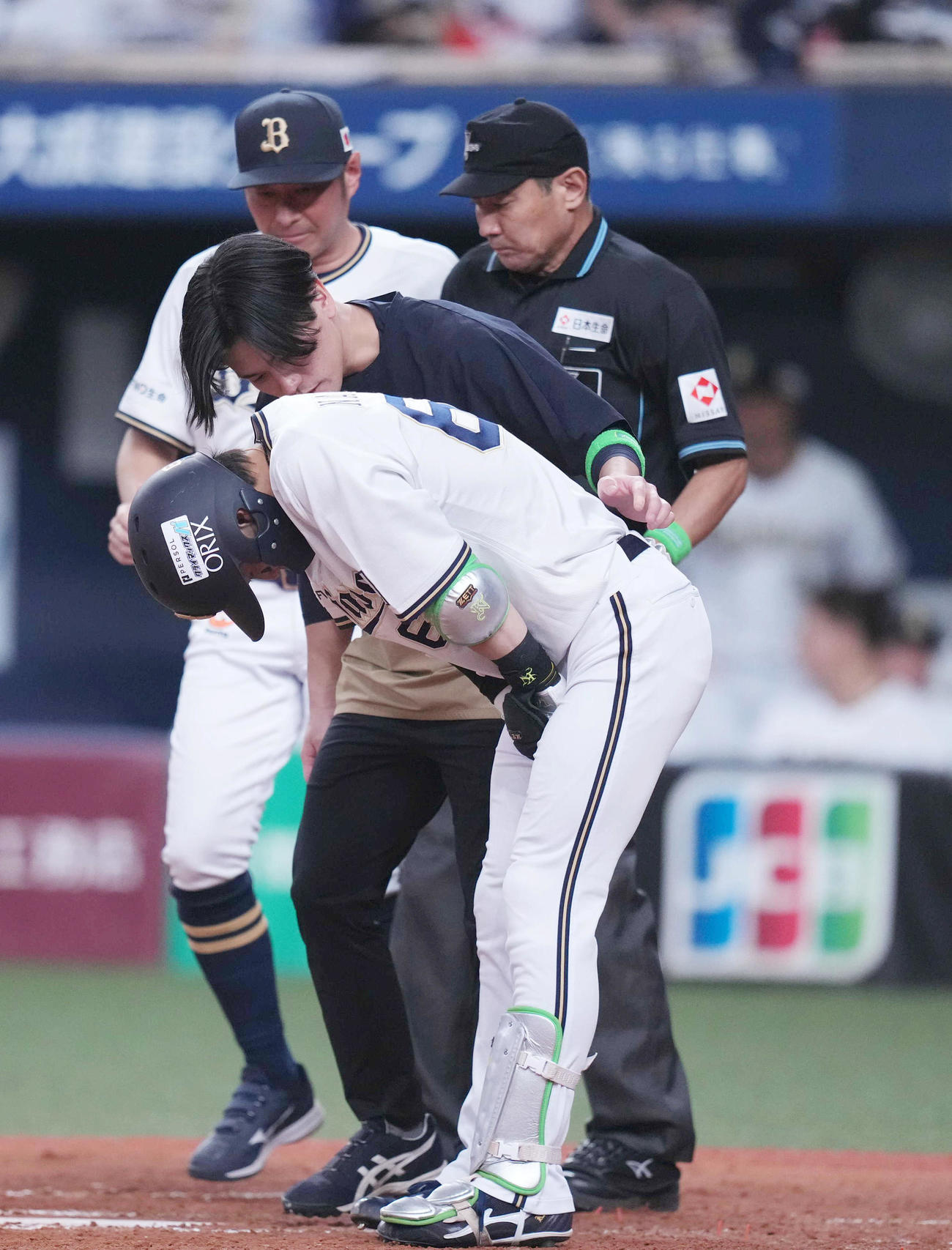 オリックス対ロッテ　3回裏オリックス2死、死球を受け、痛がる中川圭（撮影・狩俣裕三）