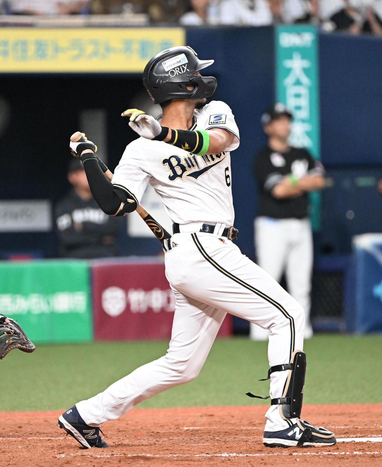 オリックス対ロッテ　4回裏オリックス2死二塁、三塁線に適時打を放つ宗（撮影・和賀正仁）