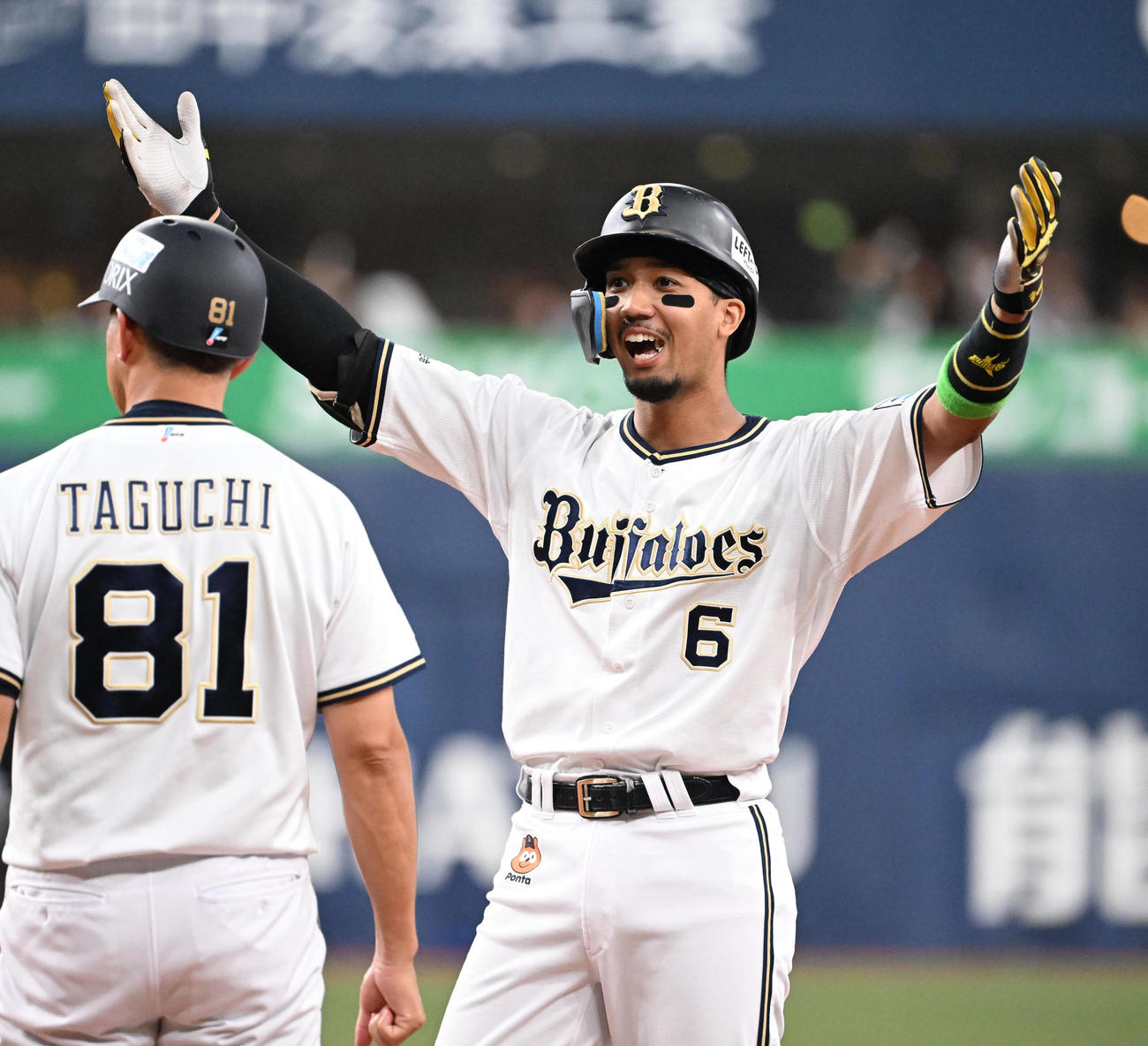 オリックス対ロッテ　4回裏オリックス2死二塁、三塁線に適時打を放った宗はポーズ（撮影・和賀正仁）
