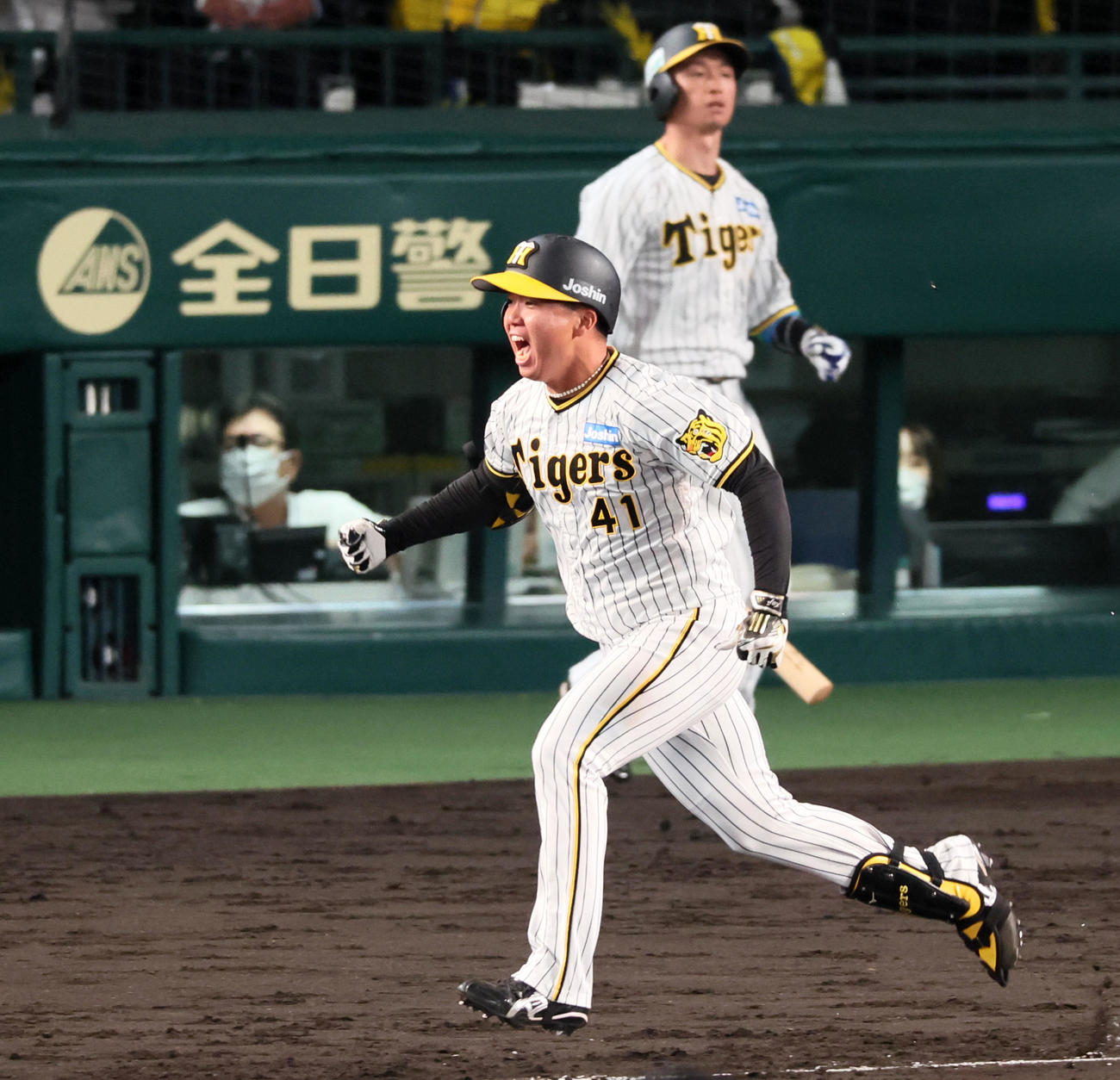 阪神対広島　5回裏阪神1死一、三塁、村上は右へ適時二塁打を放ちガッポーズを見せる（撮影・加藤哉）