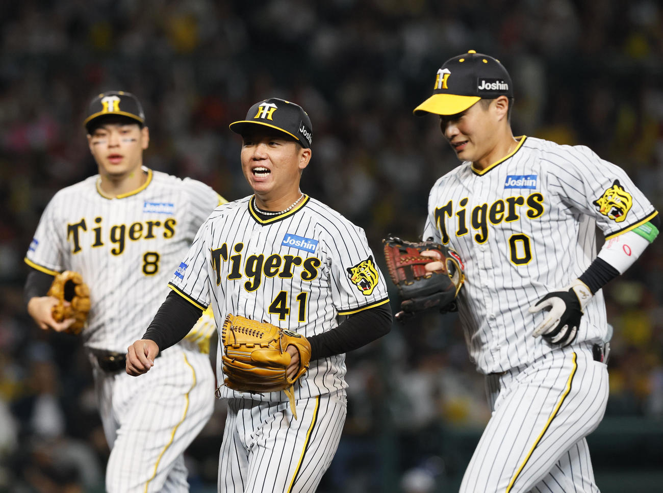 阪神対広島　4回表に先制を許し、ベンチに戻る阪神村上（中央）（撮影・藤尾明華）