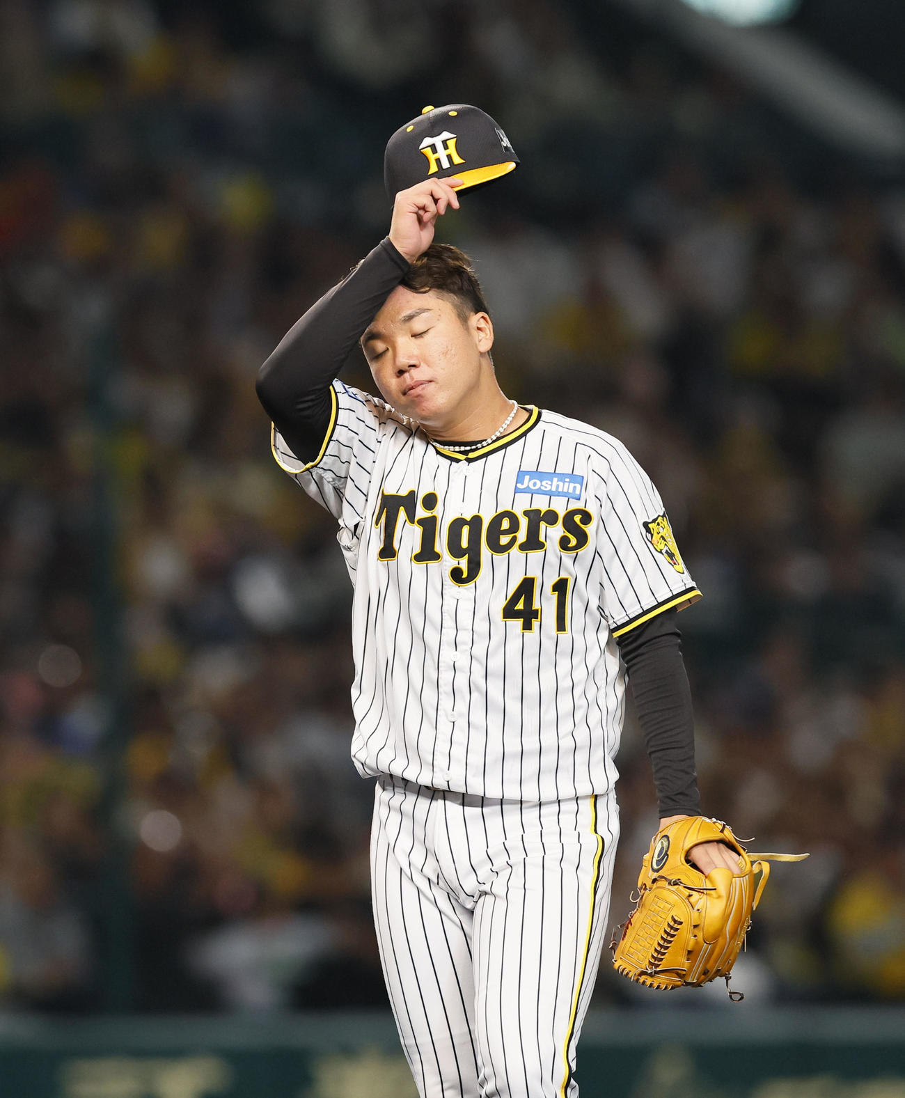 阪神対広島　4回表に先制を許し、ベンチに戻る阪神村上（撮影・藤尾明華）