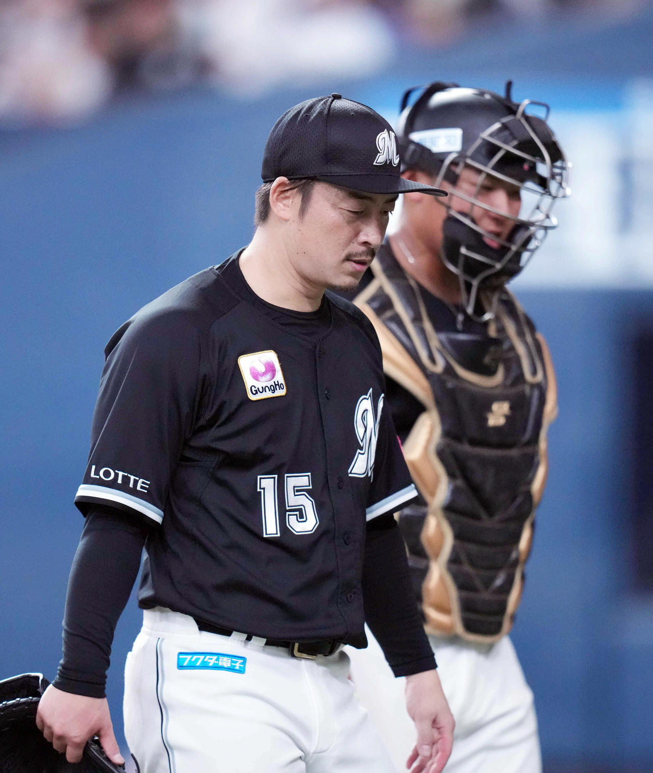 オリックス対ロッテ　4回裏を終え、悔しそうな表情でベンチに戻る美馬（左）と松川（撮影・狩俣裕三）