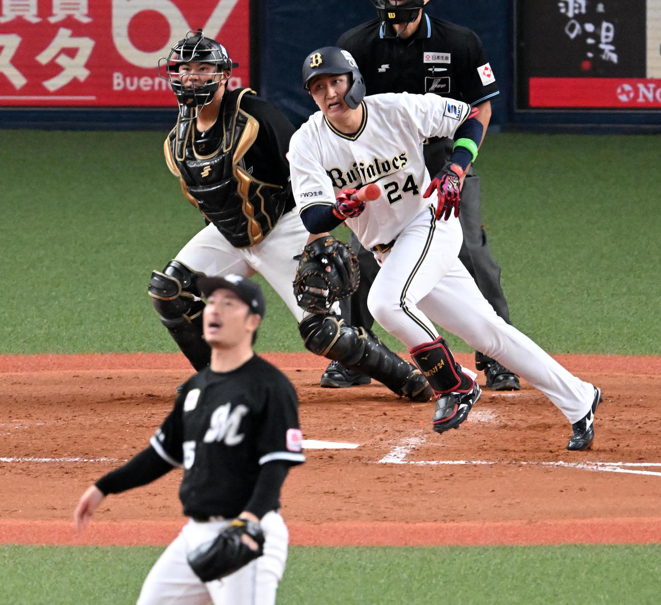 オリックス対ロッテ　4回裏オリックス2死一、二塁、紅林は右適時2点二塁打を放つ。投手美馬（撮影・前岡正明）