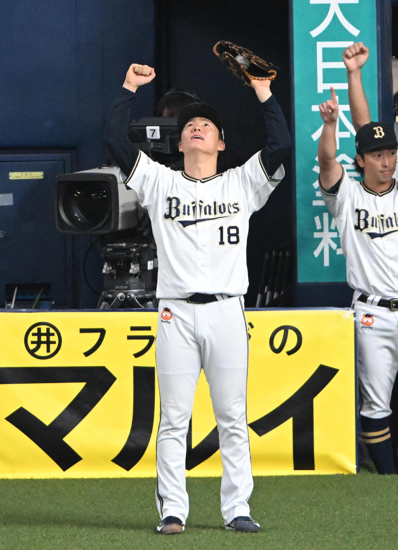 オリックス対ロッテ　4回裏オリックス2死一、二塁、紅林の適時打に喜ぶ山本（撮影・石井愛子）