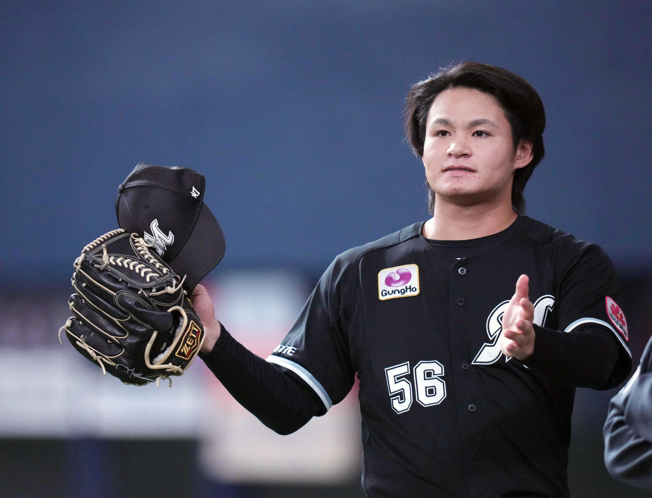 オリックス対ロッテ　5回裏を抑え、チームメートを迎えるロッテ2番手の中森（撮影・狩俣裕三）