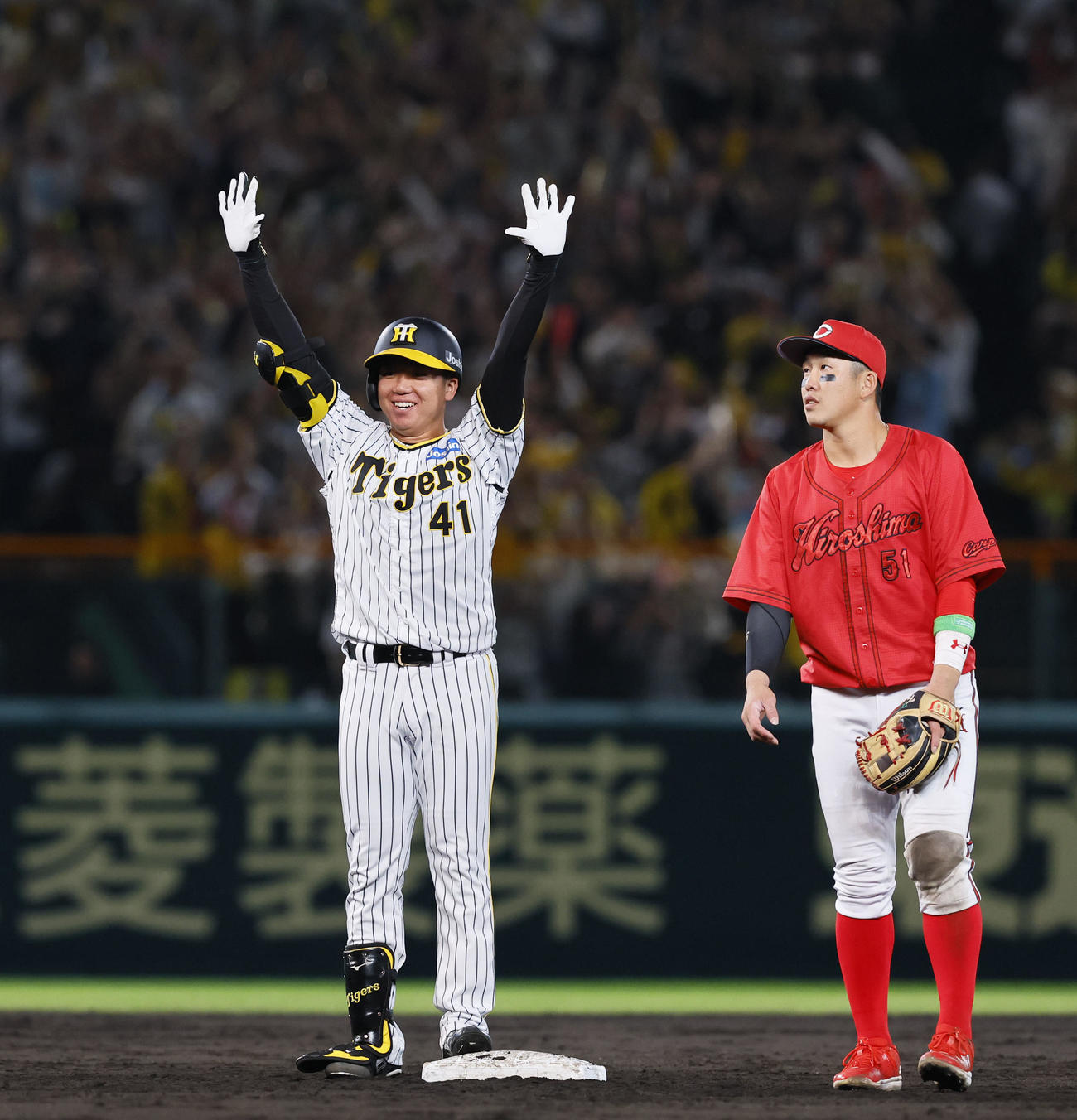 阪神対広島　5回裏阪神1死一、三塁、右翼線に勝ち越しの適時二塁打を放ち喜ぶ村上（撮影・藤尾明華）