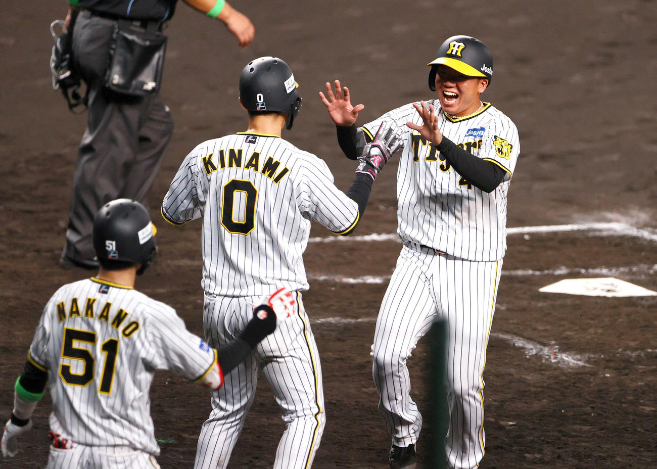 CSファイナル　阪神対広島　5回裏阪神1死二、三塁、村上（右）は近本の中2点適時打で生還し喜ぶ（撮影・上山淳一）