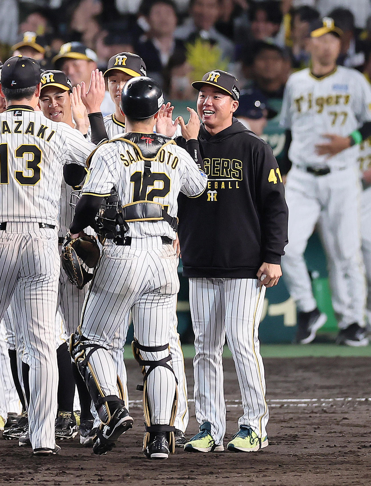 阪神対広島　初戦の勝利球を受け取り笑顔を見せる阪神村上（右）。左は坂本（撮影・足立雅史）