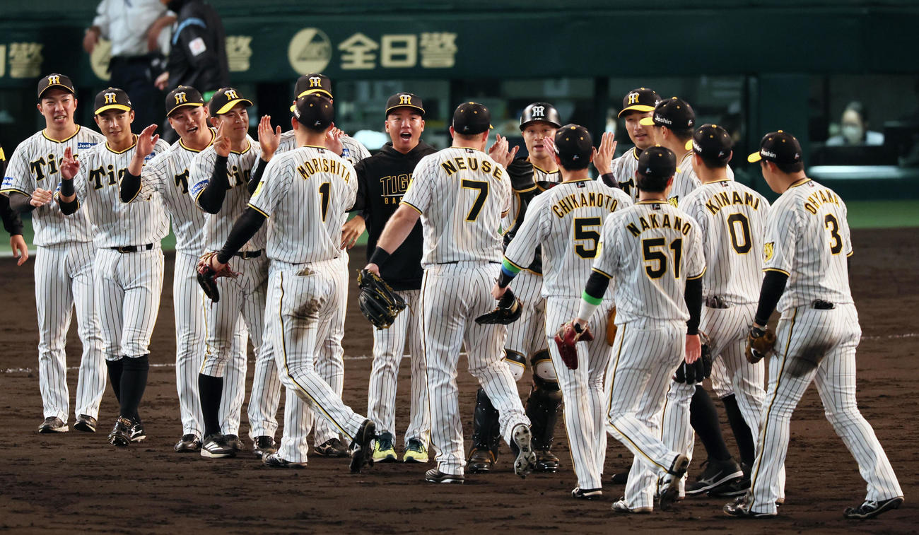 阪神対広島　広島に勝利し笑顔でナインを迎える村上（中央）（撮影・加藤哉）
