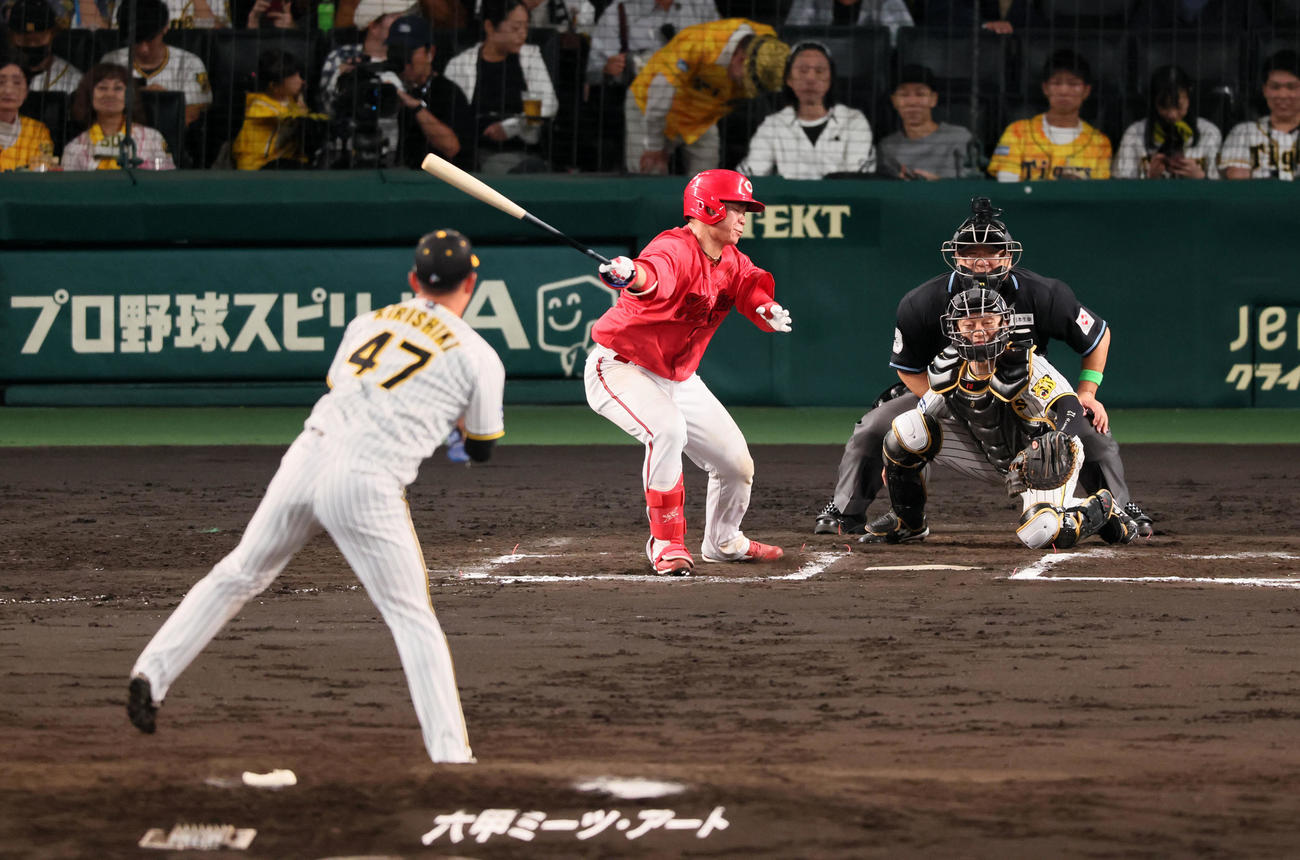 阪神対広島　7回表広島無死、坂倉は三振に倒れる。投手は桐敷（撮影・加藤哉）