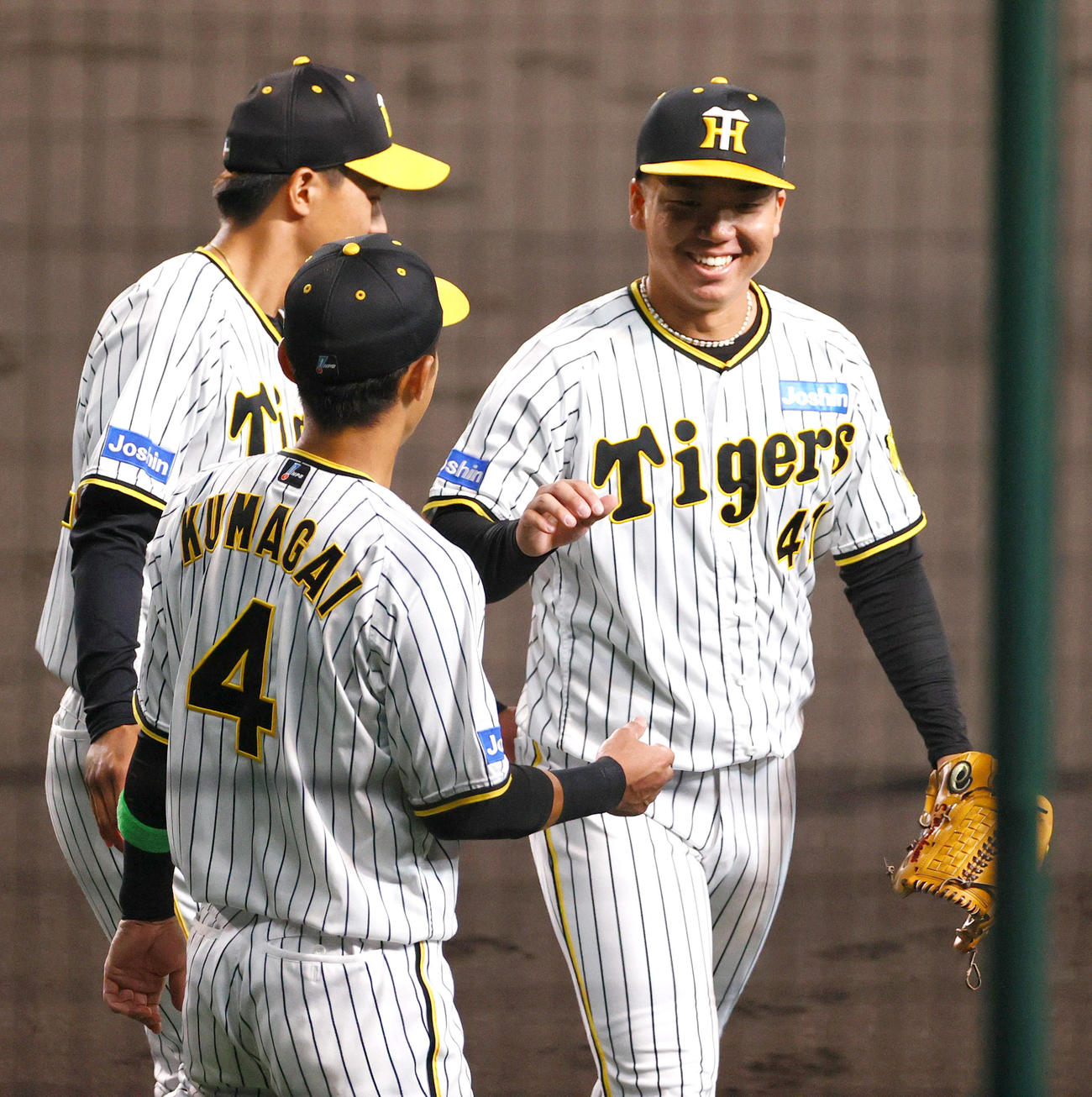 CSファイナル　阪神対広島　2回表終了後、ベンチに引き揚げる阪神先発の村上（撮影・上山淳一）