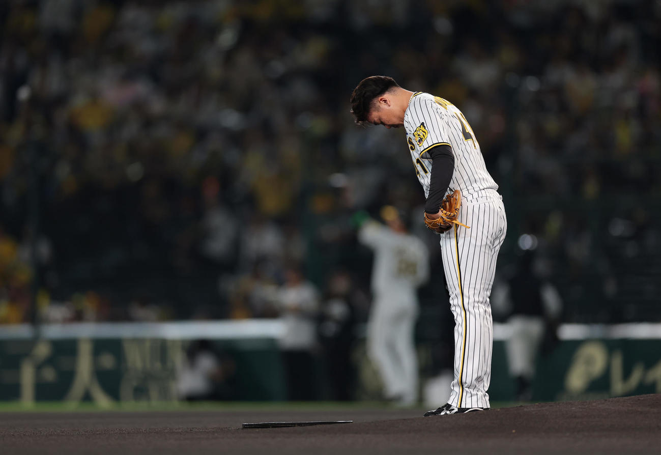 阪神対広島　投球前に一礼する阪神先発の村上（撮影・前田充）