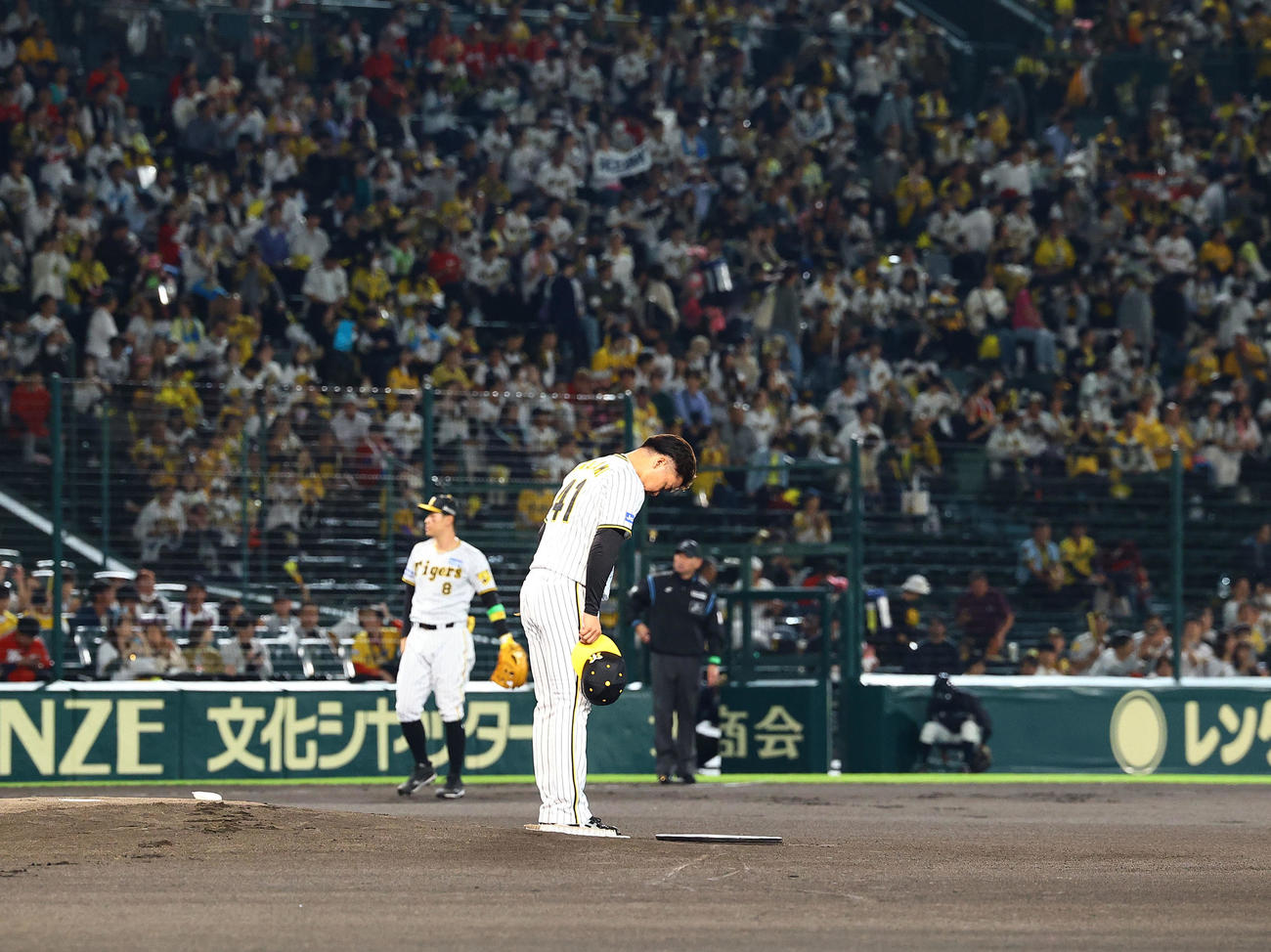 阪神対広島　マウンドで一礼する阪神村上（撮影・藤尾明華）