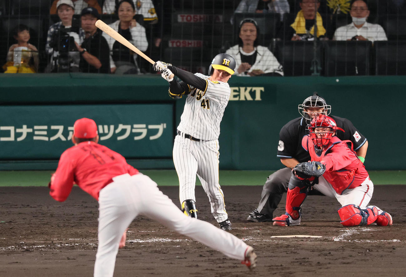 阪神対広島　5回裏阪神1死一、三塁、村上は右へ適時二塁打を放つ。投手は九里（撮影・加藤哉）