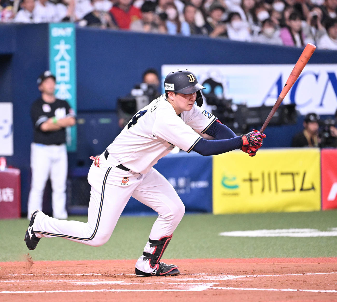 オリックス対ロッテ　6回裏オリックス無死一、三塁、右前適時打を放つ紅林（撮影・和賀正仁）