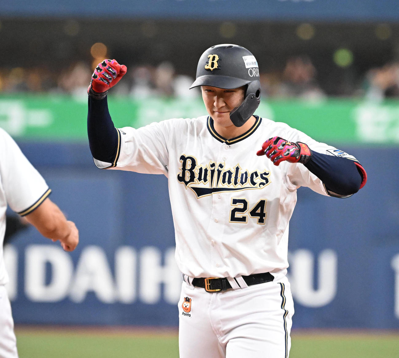 オリックス対ロッテ　6回裏オリックス無死一、三塁、右前適時打を放った紅林はポーズ（撮影・和賀正仁）