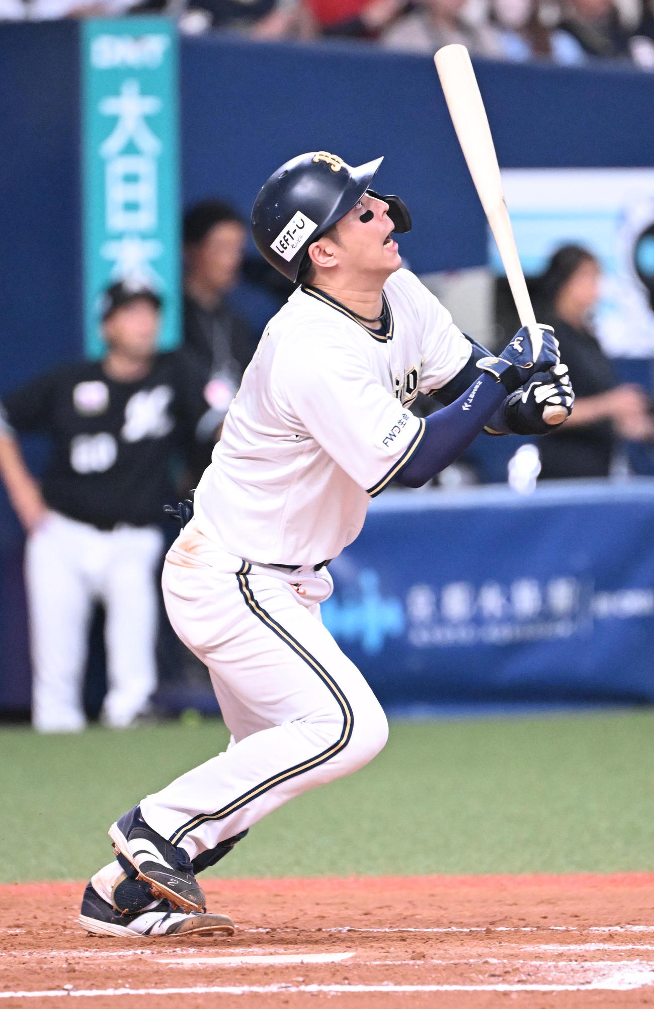 オリックス対ロッテ　6回裏オリックス1死二、三塁、投ゴロを放ち三塁走者を迎える若月（撮影・和賀正仁）