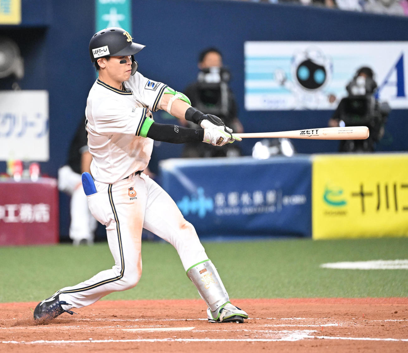 オリックス対ロッテ　6回裏オリックス2死三塁、左前適時打を放つ中川圭（撮影・和賀正仁）