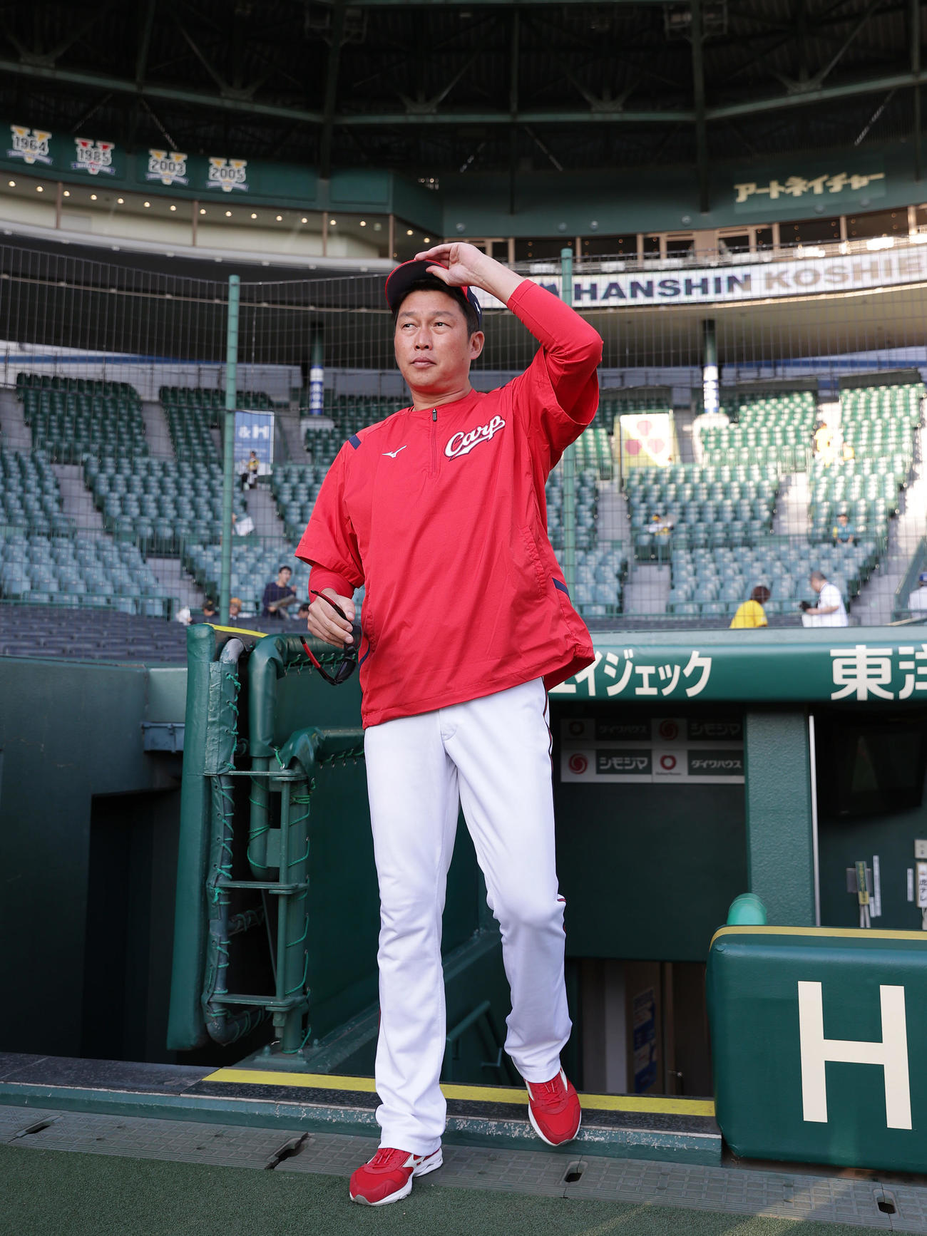 阪神対広島　グラウンドに入る広島新井監督（撮影・前田充）