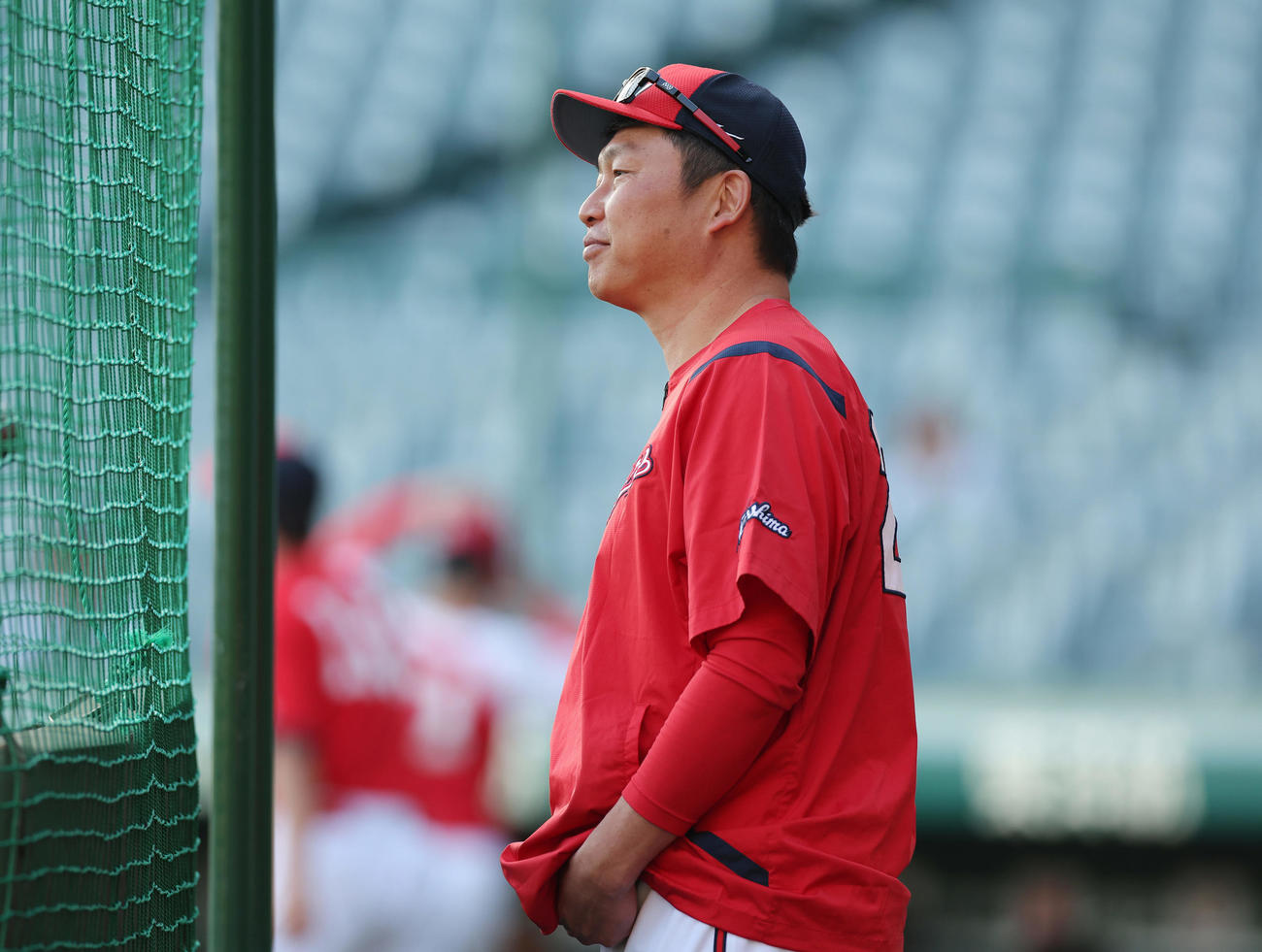 阪神対広島　試合前練習を見守る広島新井監督（撮影・前田充）