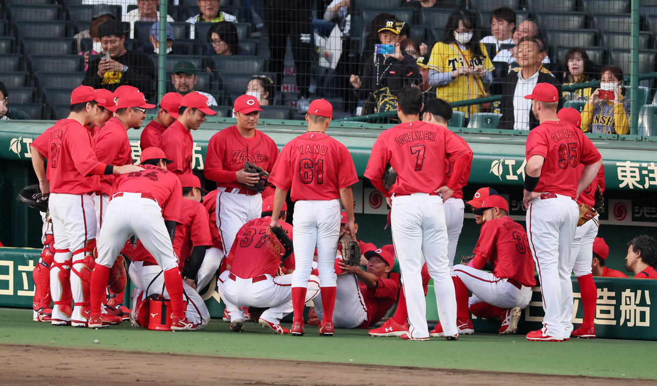 阪神対広島　試合前の円陣を組む広島ナイン（撮影・加藤哉）