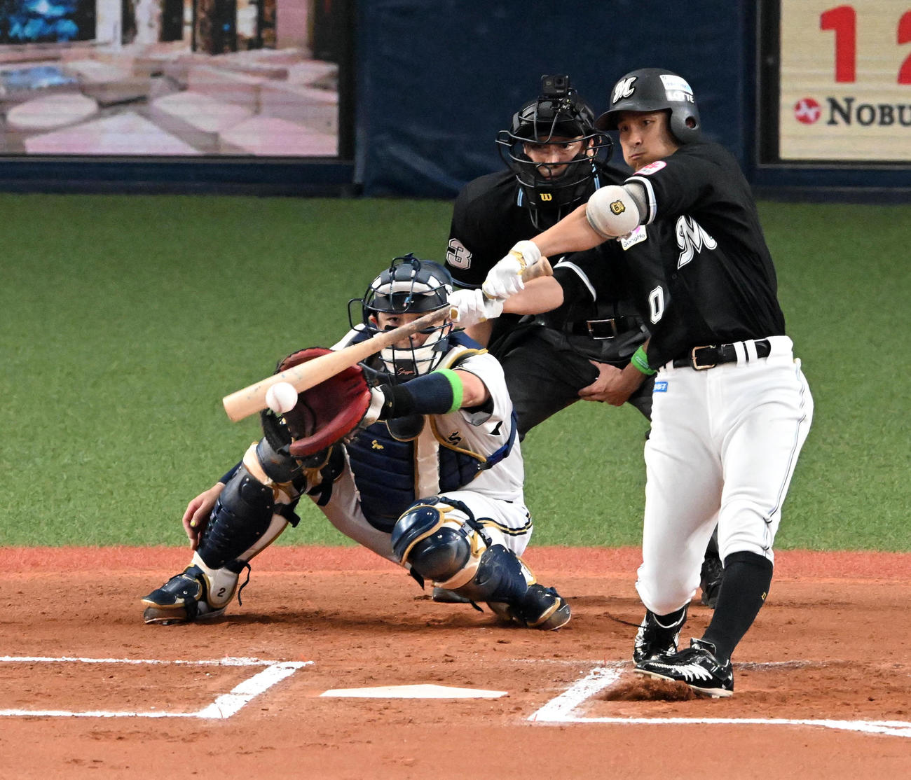 オリックス対ロッテ　6回表ロッテ2死二塁、荻野は中前適時打を放つ（撮影・前岡正明）
