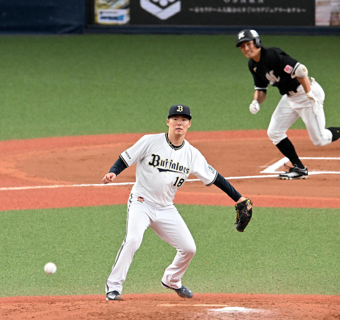 オリックス対ロッテ　6回表ロッテ2死二塁、荻野に中前適時打を打たれた山本（撮影・前岡正明）
