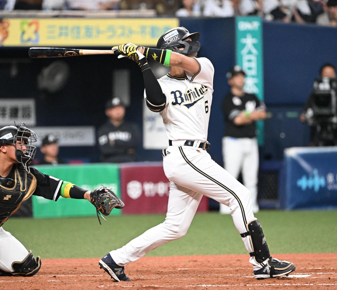 オリックス対ロッテ　4回裏オリックス2死二塁、三塁線に適時打を放つ宗（撮影・和賀正仁）