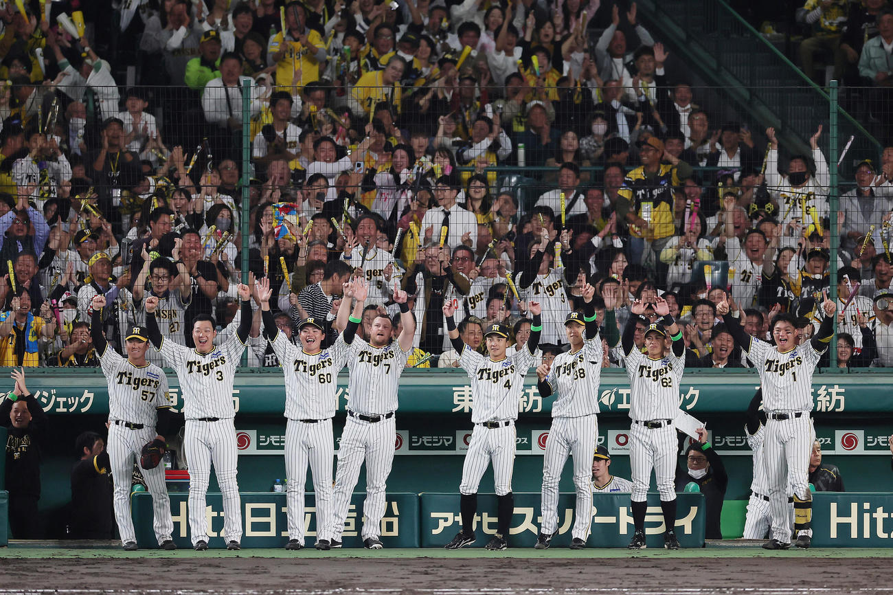 阪神対広島　5回裏阪神1死一、三塁、村上の右適時二塁打に盛り上がるナイン（撮影・足立雅史）