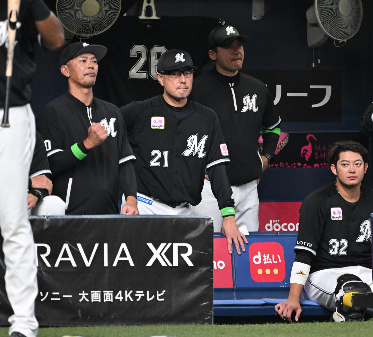 オリックス対ロッテ　9回、ベンチで唇をかむロッテ吉井監督（撮影・和賀正仁）