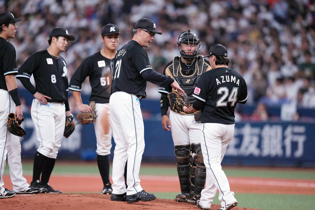 オリックス対ロッテ　6回裏途中、4番手の東妻（右）にボールを渡す吉井監督（中央）（撮影・狩俣裕三）