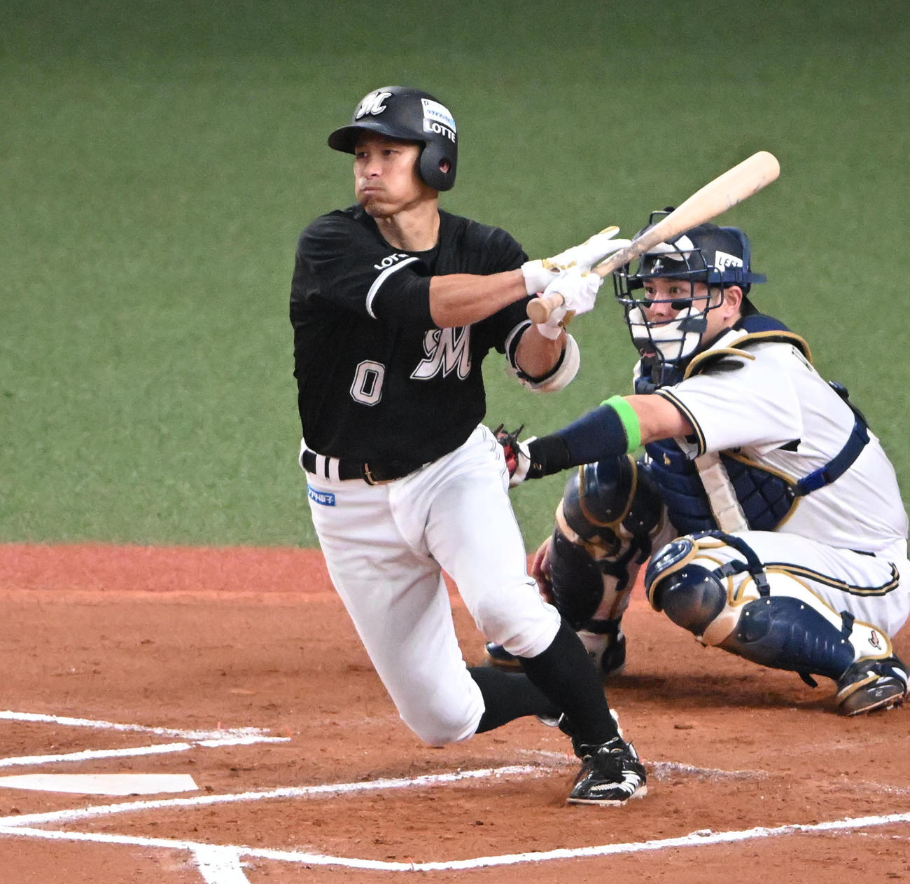 オリックス対ロッテ　6回表ロッテ2死二塁、荻野は中前適時打を放つ（撮影・石井愛子）
