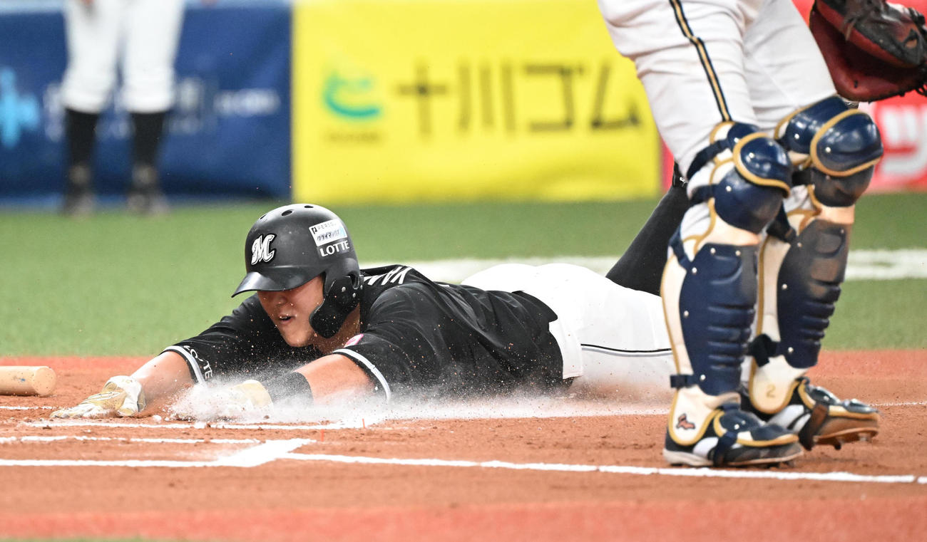 オリックス対ロッテ　6回表ロッテ2死二塁、荻野の中前打で生還する山口（撮影・和賀正仁）