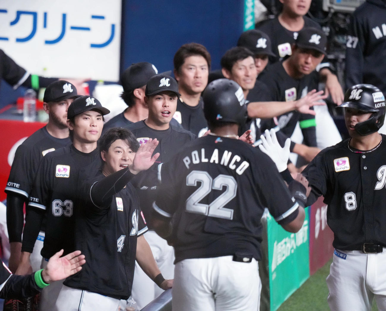 オリックス対ロッテ　オリックス対ロッテ　1回表ロッテ1死満塁、山口の遊ゴロの間に生還したポランコ（手前）を迎える藤岡（左）らロッテベンチ（撮影・狩俣裕三）