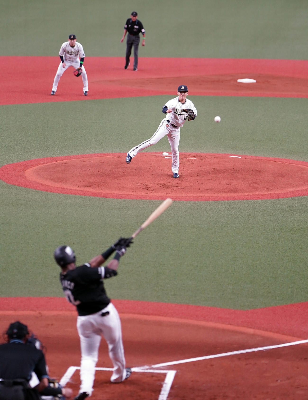オリックス対ロッテ　1回表ロッテ1死二、三塁、ポランコに2点適時二塁打を打たれる山本（撮影・狩俣裕三）