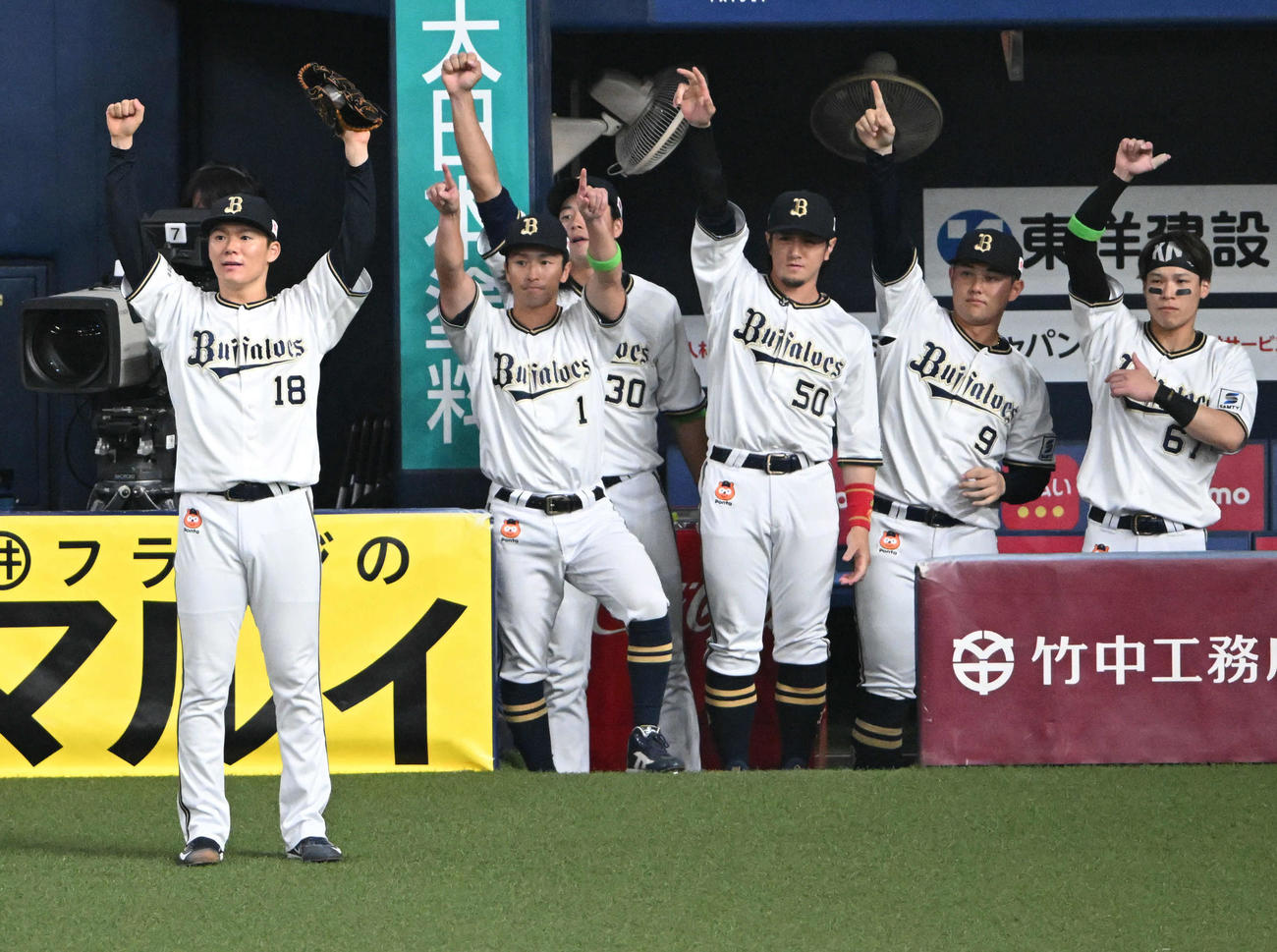 オリックス対ロッテ　4回裏オリックス2死一、二塁、紅林の適時打に喜ぶ山本（左）、オリックスナイン（撮影・石井愛子）