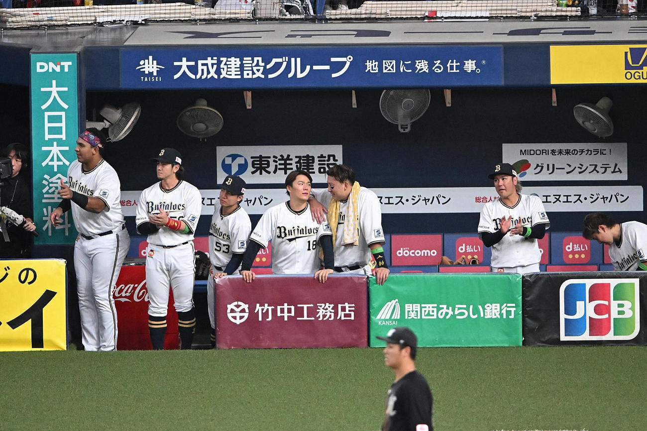 オリックス対ロッテ　6回裏オリックス無死一、三塁、生還した杉本（右）と見つめ合う山本（撮影・石井愛子）