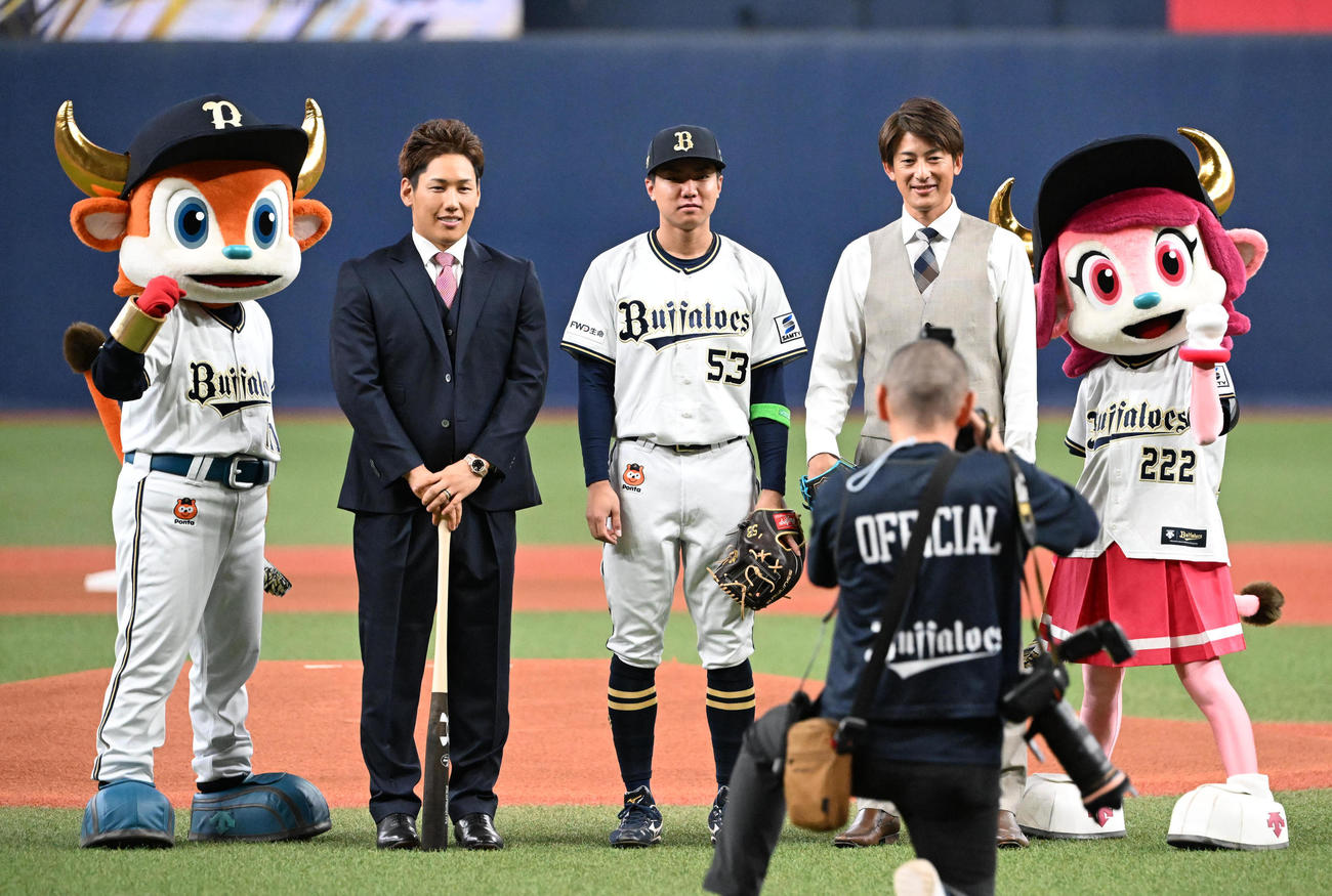 特別始球式を終え記念撮影する左からレッドソックス吉田、宜保、能見氏（撮影・和賀正仁）