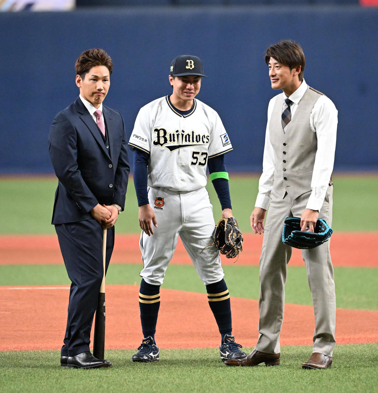特別始球式を終え記念撮影する左からレッドソックス吉田、宜保、能見氏（撮影・和賀正仁）