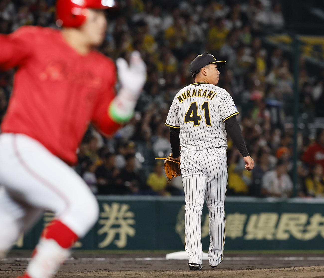 阪神対広島　4回表広島無死、小園（左）に三塁打を許した阪神村上（撮影・藤尾明華）